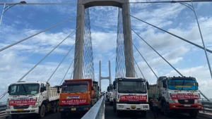 Các xe thử tải cầu Rạch Miễu 2 thành công.