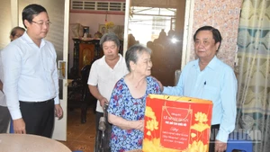 Đồng chí Lê Minh Hoan thăm hỏi và tặng quà cho gia đình bà Phạm Thị Hạnh.