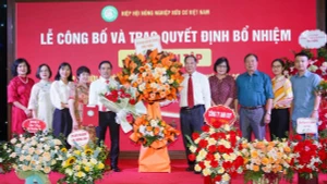 Lãnh đạo Hiệp hội Nông nghiệp hữu cơ Việt Nam chung vui với tập thể cán bộ, phóng viên Tạp chí Hữu cơ Việt Nam và phiên bản điện tử Nông nghiệp hữu cơ Việt Nam.