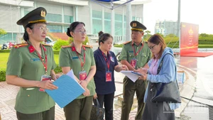 Phó Giám đốc Công an tỉnh Vĩnh Long Nguyễn Thị Hải Yến dự tổng duyệt chương trình. 