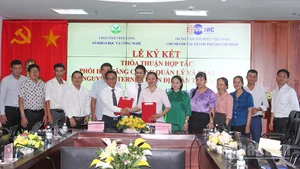 Hai bên thực hiện lễ ký kết hợp tác. 