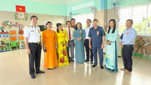 Đồng chí Trần Văn Rón cùng đại biểu tham quan ngôi trường Sao Mai. 