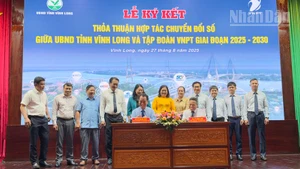 Lễ ký kết thỏa thuận hợp tác về chuyển đổi số giữa UBND tỉnh Vĩnh Long với Tập đoàn Bưu chính viễn thông Việt Nam.