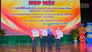 Bí thư Tỉnh ủy Vĩnh Long trao Huy hiệu Đảng cho các vị cao niên tuổi đảng tại buổi họp mặt. 