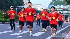 Các bạn trẻ tham gia hoạt động "Cùng Việt Nam tiến bước" trên đường Nguyễn Ái Quốc, phường Tân Triều, tỉnh Đồng Nai.