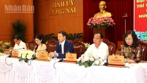 Các đồng chí trong tập thể Thường trực Tỉnh ủy Đồng Nai chủ trì buổi gặp mặt.