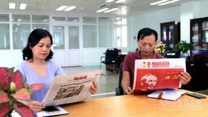 Cán bộ ở Đồng Nai đọc Báo Nhân Dân.
