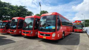 Các xe ô-tô được sử dụng để đưa, đón cán bộ từ Bình Phước sang Đồng Nai làm việc.