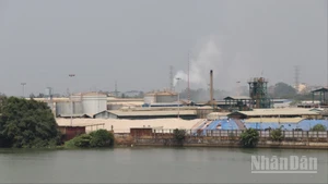 Khu công nghiệp Biên Hòa 1 nằm sát sông Đồng Nai nguy cơ gây ô nhiễm môi trường rất lớn.