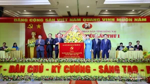 Phó Bí thư Thường trực Tỉnh ủy Đồng Nai Tôn Ngọc Hạnh tặng bức trướng của Ban Chấp hành Đảng bộ tỉnh tặng đại hội.