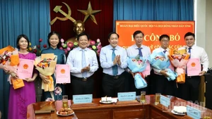 Thường trực Hội đồng nhân dân tỉnh và lãnh đạo Đoàn đại biểu Quốc hội tỉnh Đồng Nai trao các quyết định bổ nhiệm các chức danh lãnh đạo Văn phòng Đoàn đại biểu Quốc hội và Hội đồng nhân dân tỉnh.