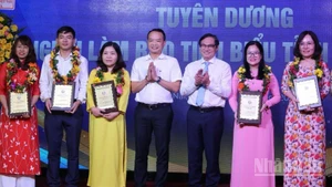 Phó Chủ tịch Ủy ban nhân dân tỉnh Đồng Nai Nguyễn Sơn Hùng và Phó Vụ trưởng, Phó trưởng Cơ quan đại diện Báo Nhân Dân tại khu vực miền nam An Văn Quang trao tặng danh hiệu nhà báo tiêu biểu tỉnh Đồng Nai.