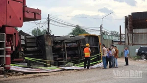 Lực lượng chức năng khám nghiệm hiện trường, điều tra làm rõ nguyên nhân sự cố.
