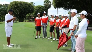 Ông Jim Thorpe giao lưu với các golfer trẻ Việt Nam.