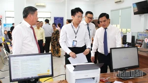 Các đồng chí Ủy viên Ban Thường vụ Tỉnh ủy Đồng Nai kiểm tra việc vận hành thử nghiệm tại phường Phước Tân.