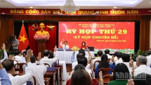 Các đại biểu Hội đồng nhân dân tỉnh Đồng Nai biểu quyết thông qua nghị quyết tại kỳ họp.