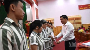 Phó Chủ tịch Ủy ban nhân dân tỉnh Đồng Nai Hồ Văn Hà trao giấy chứng nhận đặc xá cho phạm nhân tại Trại giam Xuân Lộc.