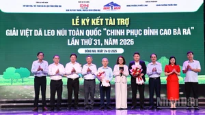 Ban Lãnh đạo Báo và Phát thanh, Truyền hình Đồng Nai tặng hoa chúc mừng 2 nhà tài trợ.