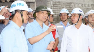Phó Chủ tịch Quốc hội Vũ Hồng Thanh đề nghị đẩy nhanh tiến độ nhưng phải bảo đảm chất lượng công trình.
