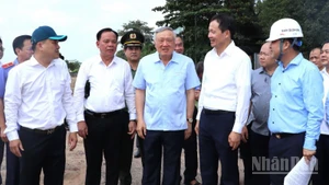 Phó Thủ tướng Thường trực Chính phủ Nguyễn Hòa Bình kiểm tra thực địa tiến độ di dời Khu công nghiệp Biên Hòa 1.