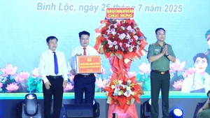 Thượng tướng Phạm Thế Tùng, Thứ trưởng Công an tặng quà chúc mừng Ngày hội toàn dân bảo vệ an ninh Tổ quốc phường Bình Lộc, tỉnh Đồng Nai.