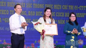 Lãnh đạo Tỉnh ủy Đồng Nai và Liên đoàn Lao động tỉnh tuyên dương cá nhân tiêu biểu.