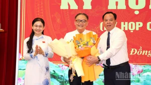 Lãnh đạo Tỉnh ủy, Ủy ban nhân dân tỉnh Đồng Nai tặng hoa chúc mừng ông Nguyễn Kim Long.