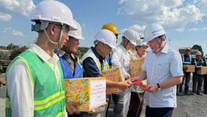 Phó Bí thư Tỉnh ủy, Chủ tịch Ủy ban nhân dân tỉnh Đồng Nai Nguyễn Văn Út tặng quà động viên người lao động làm việc dự án thành phần 1 dự án đường cao tốc Biên Hòa-Vũng Tàu.