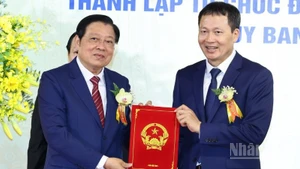 Đồng chí Phan Đình Trạc, Ủy viên Bộ Chính trị, Bí thư Trung ương Đảng, Trưởng Ban Nội chính Trung ương trao quyết định cho đồng chí Vũ Hồng Văn, Bí thư Tỉnh ủy, Trưởng Đoàn đại biểu Quốc hội tỉnh Đồng Nai.
