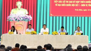 Các đại biểu Quốc hội Tổ số 1 Đoàn đại biểu Quốc hội tỉnh Đồng Nai tiếp xúc cử tri tại phường Trấn Biên, tỉnh Đồng Nai.
