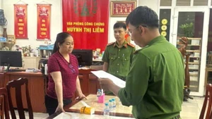 Lực lượng Cơ quan Cảnh sát điều tra Công an tỉnh Đồng Nai thi hành quyết định khởi tố, bắt tạm giam đối tượng Huỳnh Thị Liêm.