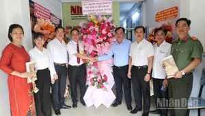 Đồng chí Võ Tấn Đức, Phó Bí thư Tỉnh ủy, Chủ tịch Ủy ban nhân dân tỉnh Đồng Nai tặng lẵng hoa chúc mừng Văn phòng đại diện Báo Nhân Dân tại Đồng Nai.