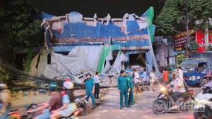 Lực lượng chức năng khắc phục sự cố trong quá trình tháo dỡ tòa nhà rạp Thanh Bình trong tối 27/7.