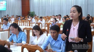 Đại diện doanh nghiệp tại Cà Mau tham gia ý kiến tại Hội nghị chuyển đổi số vào chiều 12/8.