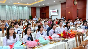 Đông đảo thầy cô giáo, phụ huynh và học sinh tham dự tại lễ tuyên dương.