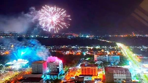 Một điểm cầu bắn pháo hoa trên địa bàn tỉnh Cà Mau vào đêm giao thừa 2025. (Ảnh minh họa)
