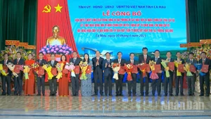 Lãnh đạo tỉnh Cà Mau trao các quyết định chỉ định Bí thư Đảng ủy cấp xã, phường trực thuộc tỉnh Cà Mau sau hợp nhất.