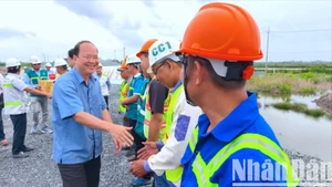 Bí thư Tỉnh ủy Cà Mau Nguyễn Hồ Hải (sơ mi xanh) ân cần thăm hỏi công nhân trên công trường thi công cao tốc qua địa phận tỉnh Cà Mau.