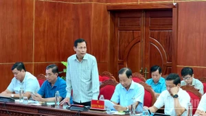 Bí thư Huyện ủy Năm Căn (tỉnh Cà Mau) Lượng Trọng Quyền tham gia ý kiến tại hội nghị, chiều 26/6.