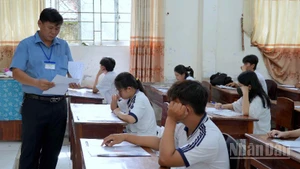 Cán bộ coi thi tại điểm thi số 3 phổ biến quy chế thi đến các thí sinh dự thi vào chiều 25/6.