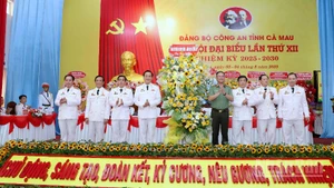 Thứ trưởng Phạm Thế Tùng (áo ngành) tặng hoa của Đảng ủy Công an Trung ương và Bộ Công an chúc mừng Đại hội.