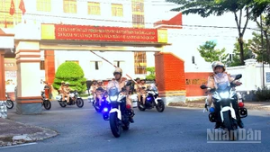 Lực lượng Công an Cà Mau xuất phát diễu hành ngay sau lễ ra quân.