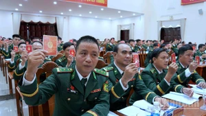 Đại biểu tham dự Đại hội Đại biểu Đảng bộ Ban Chỉ huy Bộ đội Biên phòng Cà Mau biểu quyết thông qua nghị quyết nhiệm kỳ 2025-2030.
