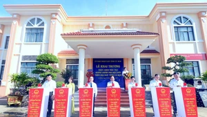 Lãnh đạo tỉnh Cà Mau và phường Tân Thành thực hiện nghi thức khai trương điểm phục vụ thủ tục hành chính phi địa giới vào sáng 18/8. (Ảnh: Thanh Minh)