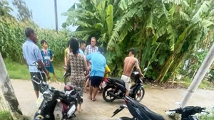 Gia đình đưa thi thể 2 nạn nhân về nhà. (Ảnh người dân cung cấp)