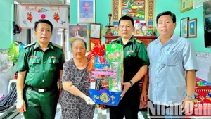 Đồn Biên phòng Tân Tiến (thuộc Bộ đội Biên phòng Cà Mau) thăm hỏi, tặng quà cho gia đình có công trên địa bàn phụ trách. 