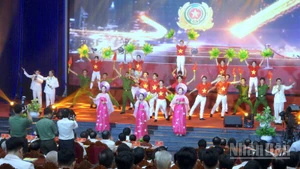 Văn nghệ chào mừng kỷ niệm 80 năm Ngày truyền thống Công an nhân dân Cà Mau.