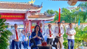 Phó Chủ tịch nước Võ Thị Ánh Xuân, cùng Đoàn công tác của Trung ương và lãnh đạo tỉnh Cà Mau dâng hoa, dâng hương Đền thờ 10 Anh hùng Liệt sĩ khởi nghĩa Hòn Khoai.