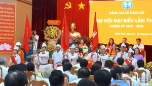Nghi thức chào mừng đại hội của các cháu thiếu nhi xã Đầm Dơi.