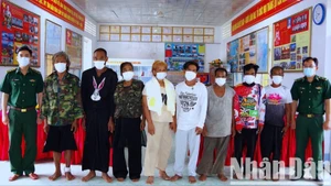 Cán bộ, chiến sĩ Đồn Biên phòng Khánh Hội (thuộc Bộ đội Biên phòng Cà Mau) tiếp nhận 8 ngư dân và thuyền viên người nước ngoài gặp nạn. (Ảnh: HOÀNG TÁ - Bộ đội Biên phòng Cà Mau)